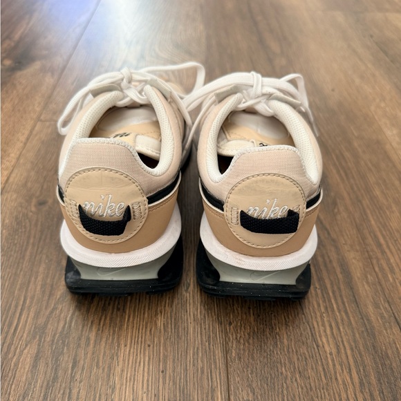 Nike Tan and Black Sneakers - Picture 4 of 6